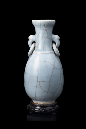 Vaso a bottiglia con invetriatura chiaro di luna craquele, doppie anse ad...