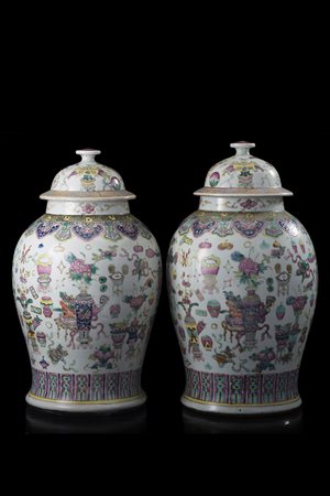 Coppia di potiches con coperchio in porcellana Famiglia Rosa, decorate con il...