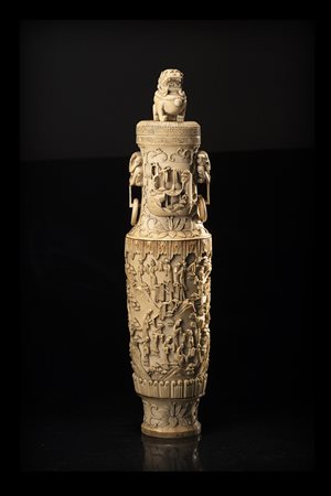 Vaso in avorio, con coperchio sormontato da leone buddhista, con doppie anse...