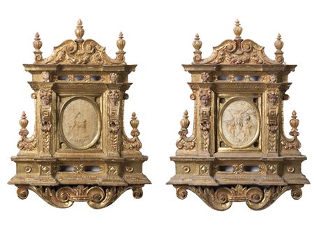 Coppia di cornici in legno intagliato, dorato e laccato con cimase a volute e...
