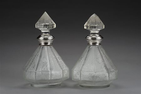 Coppia di bottiglie in vetro molato con collo montato in argento, corpo...