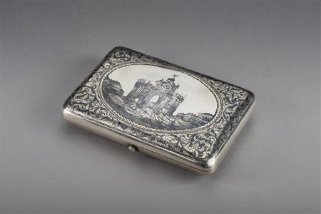 Portasigarette in argento niellato raffigurante un arco di trionfo e girali...