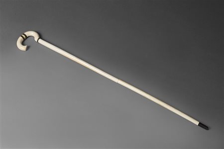 Bastone da passeggio in avorio a manico sagomato decorato in osso e profili...