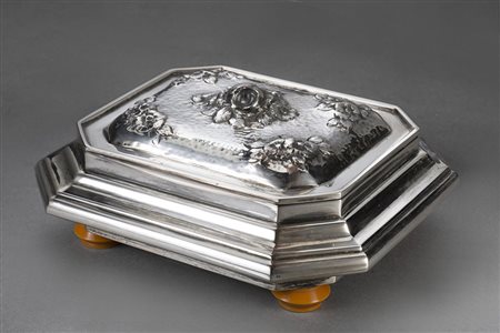 Scatola in argento di forma ottagonale con coperchio decorato a fiori,...