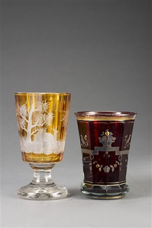 Manifattura di Boemia. Lotto composto da due bicchieri in vetro molato ed...