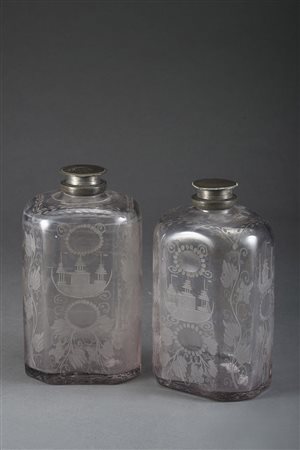 Manifattura del sec. XVIII. Coppia di bottiglie in vetro incolore con tappi e...