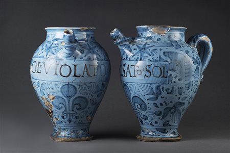 Coppia di vasi versatoi (orcioli) da farmacia in maiolica di forma ovoidale...