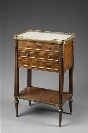 Mobiletto da centro in mogano a tre cassetti con montanti scanalati decorato...