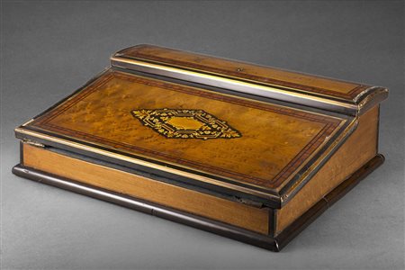 Scrittoio da viaggio con coperchi filettati intarsiati in ottone e madreperla...