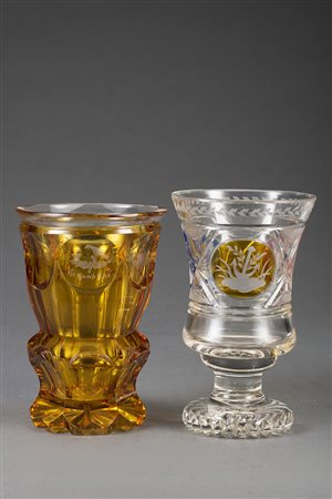 Manifattura di Boemia. Lotto composto da due bicchieri in vetro molato ed...