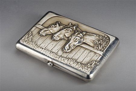 Portasigarette in argento raffigurante tre teste di cavallo e motivi...