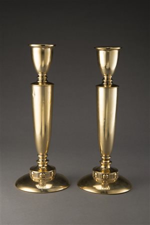 Coppia di candelieri in vermeille con fusto a colonna poggiante su base...