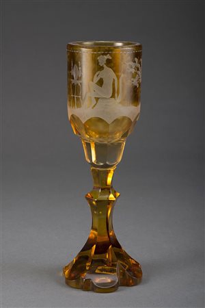 Manifattura di Boemia, inizio XX. Bicchiere in cristallo ambrato e molato con...