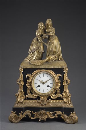 Orologio da camino in bronzo dorato e marmo del Belgio con cassa decorata con...