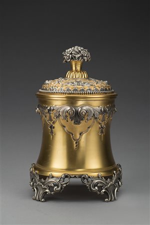 Scatola in argento parzialmente dorata con coperchio, decorata a motivi...