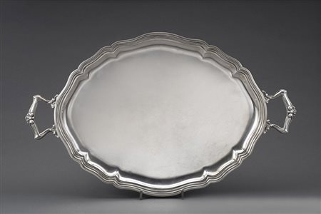 Vassoio in argento a due manici, bordura sagomata e gradinata. Milano anni...