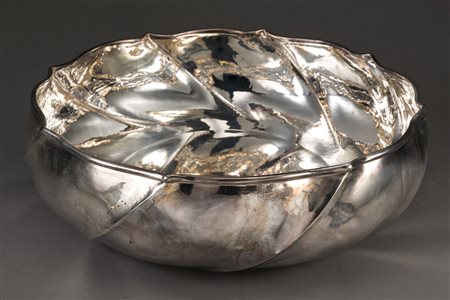 Centrotavola in argento a corpo costolato. Argentiere Miracoli, Milano (d. cm...