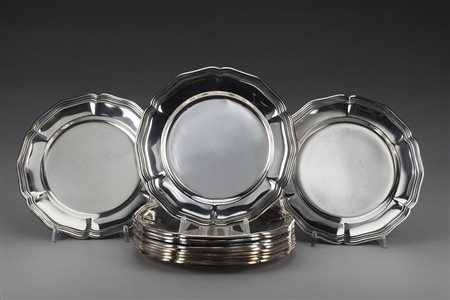 Gruppo di dodici piattini in argento con bordo sagomato. Marchi del Fascio,...