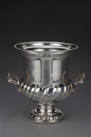 Rinfresca bottiglie in argento a due manici a forma di vaso con costolature e...