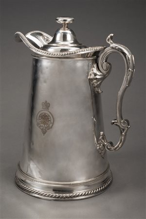 Grande versatoio in metallo argentato a corpo liscio decorato a stemmi...