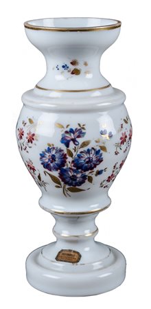 VASETTO in opaline con decori a motivo floreale. XIX secolo Misure: h cm 24