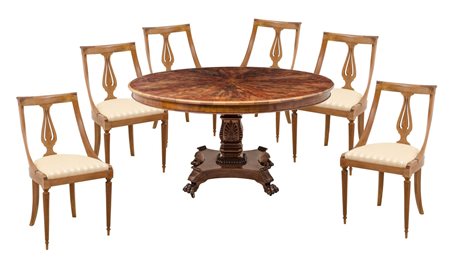 TAVOLO tondo in mogano e piuma di mogano, fusto riccamente intagliato e piedi...