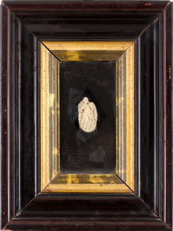 PICCOLA SCULTURA in avorio raffigurante "Santa" entro cornice non coeva...