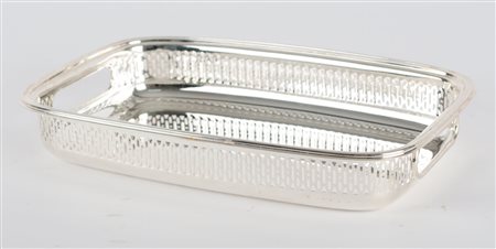 VASSOIO in argento (g. 475). XX secolo Misure: cm 29,5 x 19 x h 4,5
