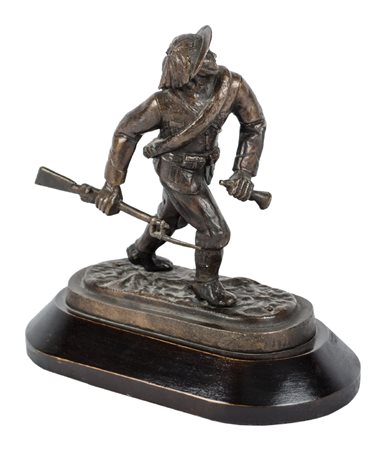 SCULTURA in bronzo "il bersagliere", con base in legno. XX secolo Misure: h...
