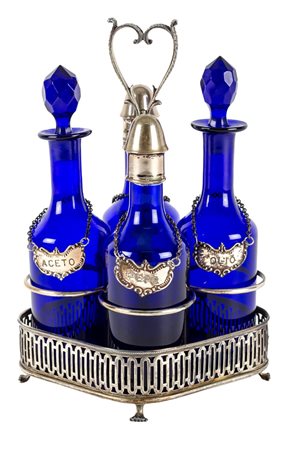 MENAGE in argento con bottiglie in vetro nei toni del blu. XX secolo Misure:...