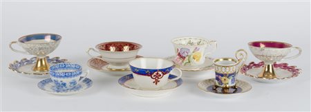 COLLEZIONE composta da sette TAZZE con piattini in porcellana decorata. XX...