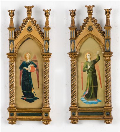 COPPIA STAMPE a colori raffiguranti "Angeli" entro cornice a tempietto in...