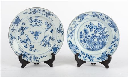 DUE PIATTI in ceramica decorata a motivo floreale (file' e rotture). Cina XX...