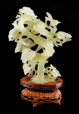 SCULTURA in giada raffigurante "albero" con base in legno. Cina XX secolo...