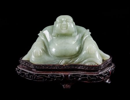 SCULTURA in giada raffigurante "Buddha", base in legno. Cina XX secolo...