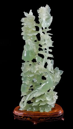 SCULTURA in giada raffigurante "composizione floreale con volatile", base in...