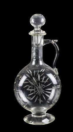 BOTTIGLIA in vetro lavorato. XX secolo Misure: h cm 35