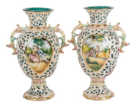 COPPIA VASI in ceramica policroma con medaglioni dipinti raffiguranti...