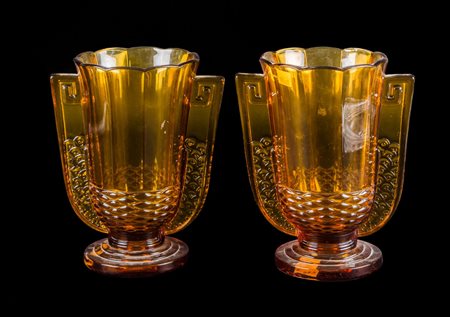 COPPIA VASI deco' in vetro nei toni dell'ambra. Meta' '900 Misure: h cm 22