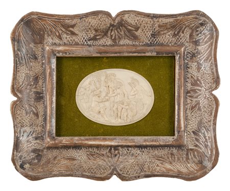 BASSORILIEVO ovale in avorio raffigurante "soldati con indigeni" entro...