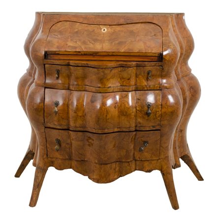 BUREAU stile Barocco in radica di ulivo. Veneto XIX secolo Misure: cm 109 x...