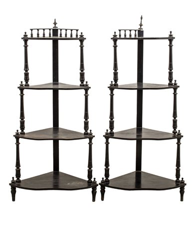 COPPIA ANGOLIERE a quattro ripiani in noce. Sicilia XIX secolo Misure: cm 74...