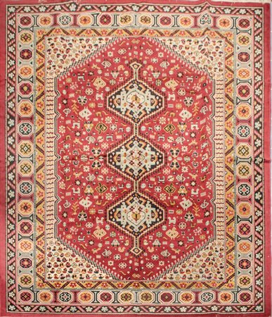 TAPPETO meccanico. XX secolo Misure: cm 333 x 240