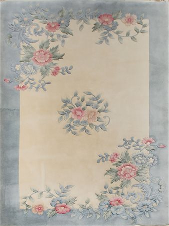 TAPPETO Pechino, trama e ordito in cotone e vello in lana. Cina XX secolo...