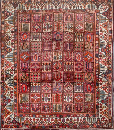 TAPPETO Baktiari, trama e ordito in cotone, vello in lana. Persia XX secolo...