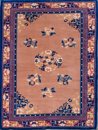 TAPPETO Pechino, trama e ordito in cotone e vello in lana. Cina XX secolo...