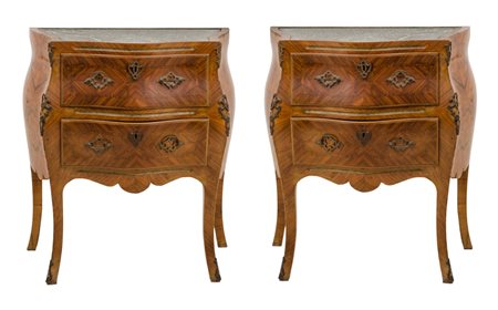 COPPIA COMODINI stile Luigi XV in ebano violetto con applicazioni in bronzo....