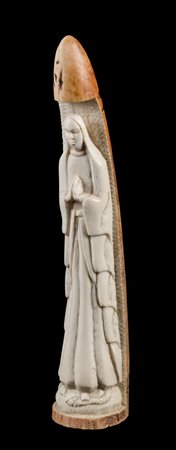 SCULTURA in avorio raffigurante "Madonna". Africa primi '900 Misure: h cm 31,5