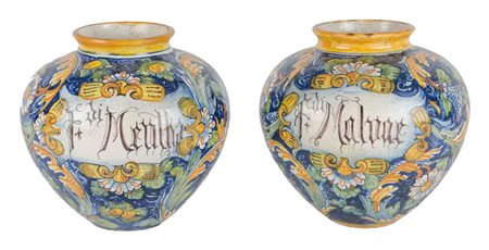 COPPIA BOCCE in ceramica smaltata e decorata a motivo floreale e fogliaceo...