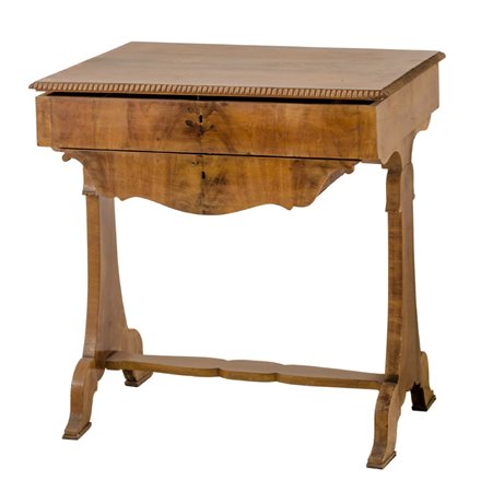TAVOLINO da lavoro in noce con due cassetti e specchiera interna. Sicilia XIX...